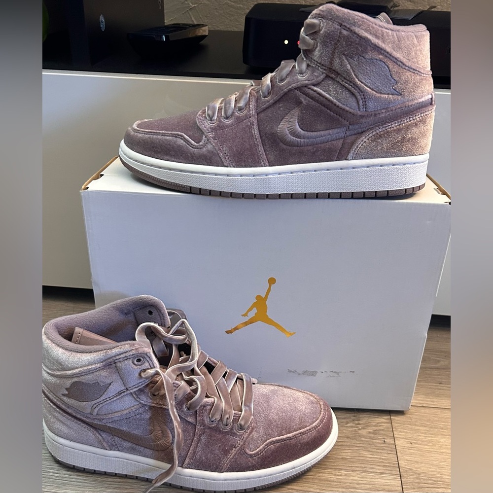 Women’s Air Jordan 1 Mid SE size 7.5 purple Smoke